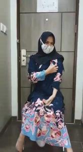 Cewe Kerudung Hitam Squirt Di Pintu