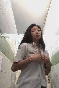 Cewe SMA Telanjang di Toilet 1